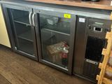 de nombreuses bouteilles de vin posées sur le comptoir du magasin