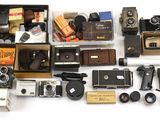 beaucoup de vieux appareils photo et d'autres objets sur la table