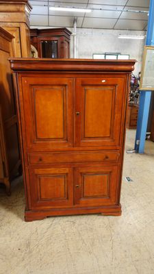 une armoire en bois au milieu d'une pièce