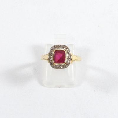 une image représentant une bague en or sertie d'un rubis entouré de diamants