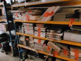 de nombreux rayons proposant différents types de produits dans un magasin