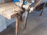 une photo d'un établi dans un atelier, sur lequel sont posés des outils