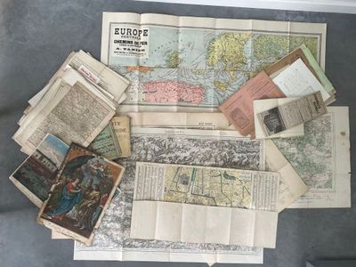 de nombreuses cartes anciennes jonchent le sol de cette pièce