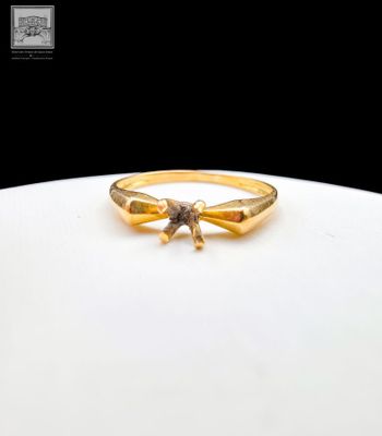 an image of a gold ring with a star on top of it