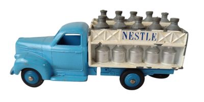 un camion miniature avec des bouteilles à l'arrière