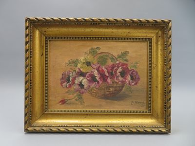 un tableau représentant des fleurs dans un panier posé sur une table près d'un mur