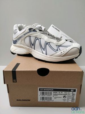 gros plan sur une paire de chaussures posée sur une boîte