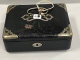 une petite boîte noire contenant une clé