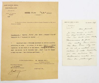 une vieille lettre et un bout de papier posés sur une surface blanche