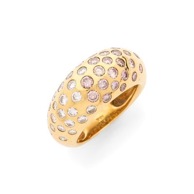une bague en or sertie de diamants roses et blancs