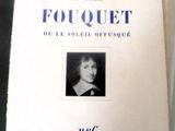 un livre sur lequel est posée la photo d'une femme
