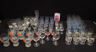 plusieurs verres et une canette de Pepsi sur la table