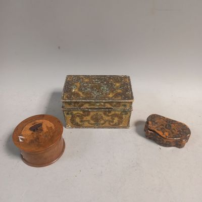 deux petites boîtes en bois et une petite boîte en bois posées sur une surface blanche
