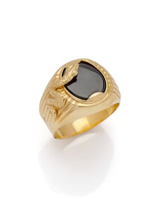 une bague en or avec une pierre noire au centre