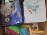 une boîte remplie de jouets et d'autres objets qui s'y trouvent