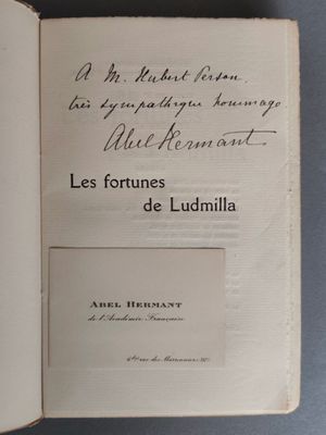 un livre ouvert avec une écriture dessus, posé sur une table