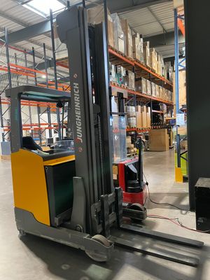 un chariot élévateur à fourche garé dans un entrepôt