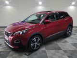 une voiture rouge est garée dans une pièce au sol en damier