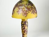 une photo d'une lampe de table avec un abat-jour jaune