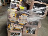 une grande pile de cartons posée sur une palette