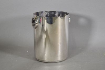 une coupe en argent posée sur une table