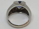 l'image d'une bague contenant une pierre bleue