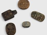 un groupe composé de quatre scarrits anciens et de deux scarrits