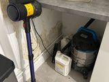 un aspirateur posé sur un plan de travail dans une pièce