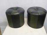une paire de tabourets en cuir noir et vert posés sur une table blanche
