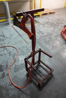 une photo d'une machine posée sur un socle