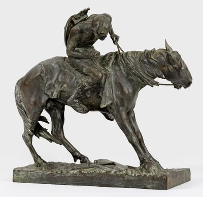 statue en bronze d'un homme à cheval sur fond blanc