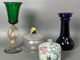 trois vases posés l'un à côté de l'autre sur une table