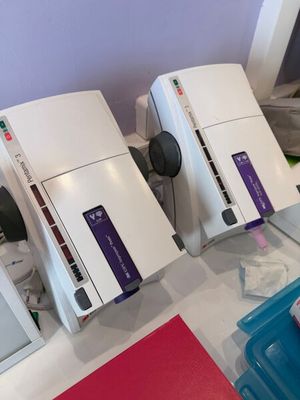 de nombreux appareils électroniques posés sur une table dans une pièce