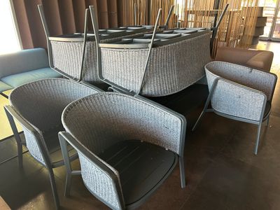 plusieurs chaises et une table dans une pièce aux murs en bois
