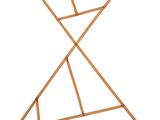 une photo d'une sculpture en bois représentant un triangle