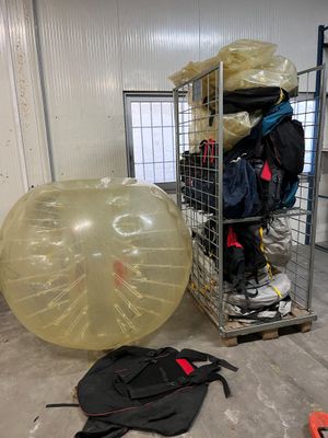 un gros ballon gonflable au milieu d'une pièce
