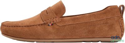 un gros plan d'une paire de chaussures marron sur fond blanc