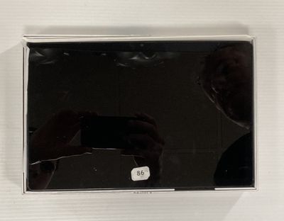 une photo d'un miroir brisé accroché au mur
