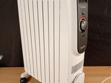 une photo d'un radiateur électrique blanc posé sur une table en bois