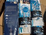 Des boîtes de brosses à dents et de dentifrice sont posées sur un carton