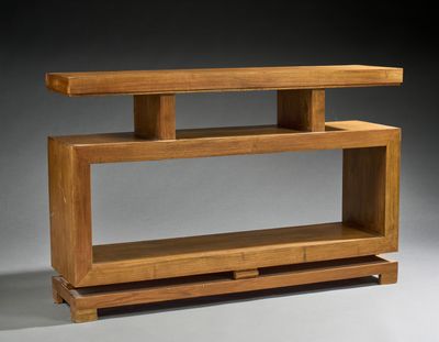 une photo d'une étagère en bois comportant deux tablettes