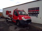 un camion rouge garé devant un bâtiment