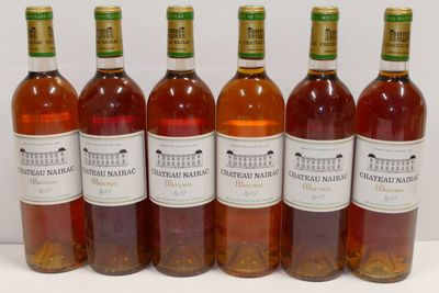 six bouteilles de vin sont alignées sur une table
