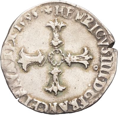 Gros plan sur une pièce de monnaie portant une croix