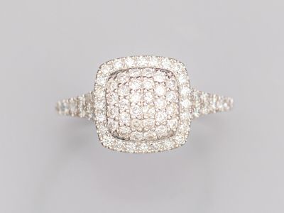 une bague en or blanc et diamants