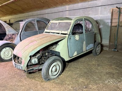 deux vieilles voitures garées dans un garage