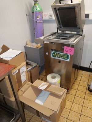 une machine placée au milieu d'une pièce