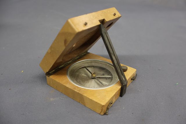 Boussole Alidade en étui acajou et Sextant EBBCO