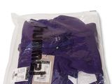 un sac de gants violets posé sur une table blanche