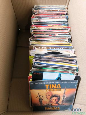 une boîte en carton remplie de DVD